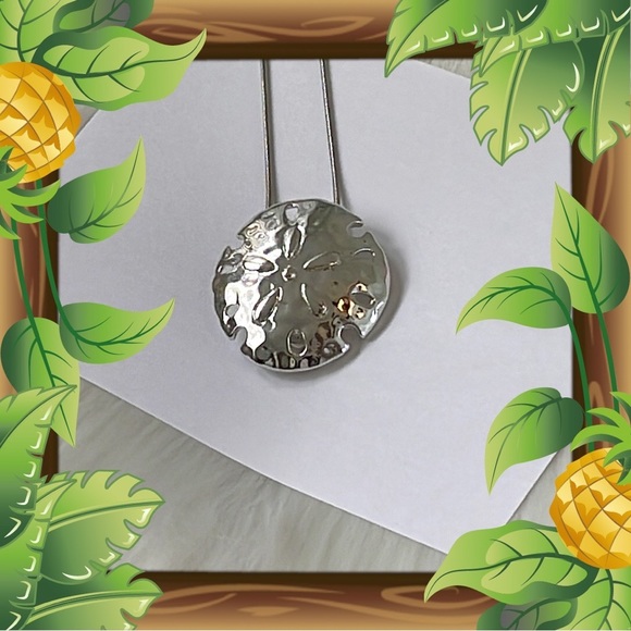 đź’•Beautiful Silver Sand Dollar Necklaneđź’• - Picture 2 of 8